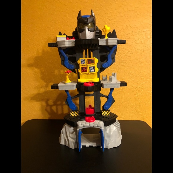 DC Batman’s Cave Playset w/ Small Action Figures - Picture 2 of 5